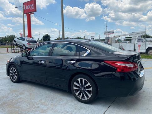 Used 2017 Nissan Altima 2.5 SV w/ Convenience Package FWD image 4