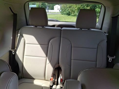 Used 2017 GMC Acadia Denali w/ Technology Package FWD image 11