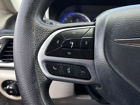 Used 2020 Chrysler Pacifica Touring w/ Advanced Safetytec Group FWD image 26