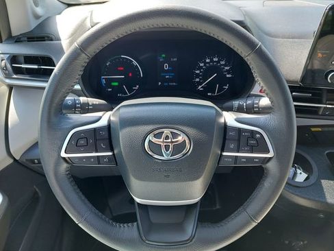 Used 2024 Toyota Sienna XLE w/ XLE Plus Package FWD image 40