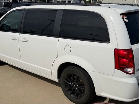Used 2020 Dodge Grand Caravan SE FWD image 3