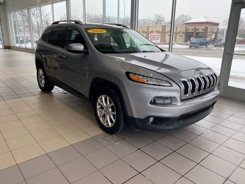 Used 2016 Jeep Cherokee Latitude w/ Cold Weather Group image 2