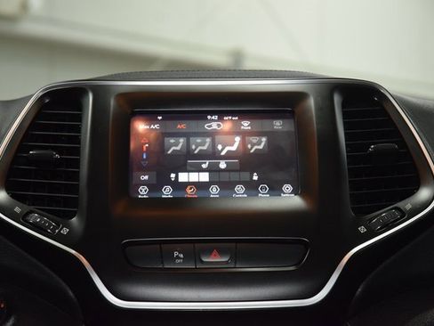 Used 2019 Jeep Cherokee Latitude Plus image 28