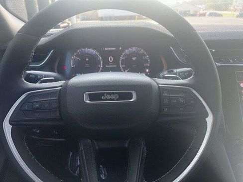 New 2025 Jeep Grand Cherokee Altitude image 8