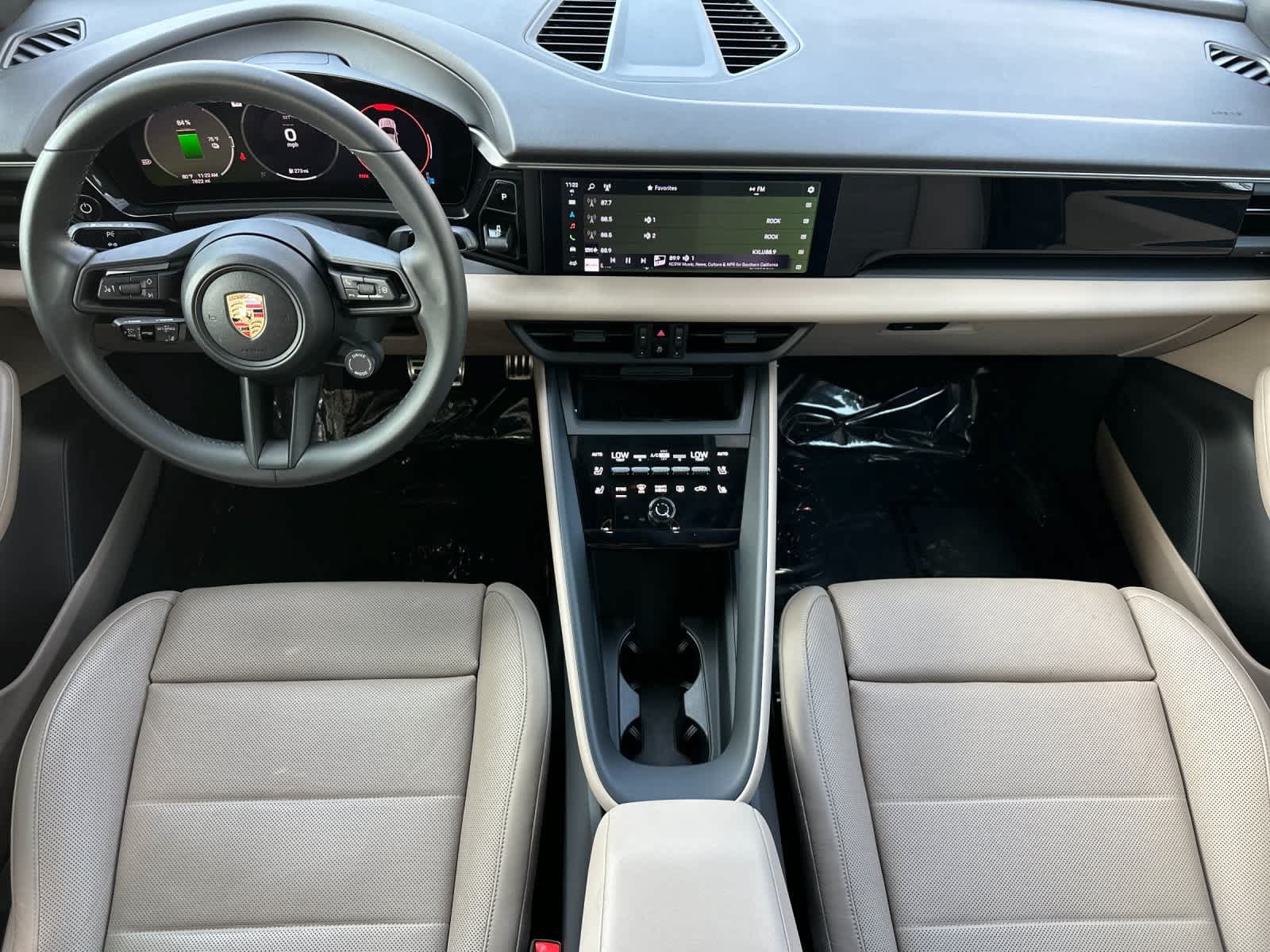 Certified 2025 Porsche Macan 4S Electric AWD/4WD image 6