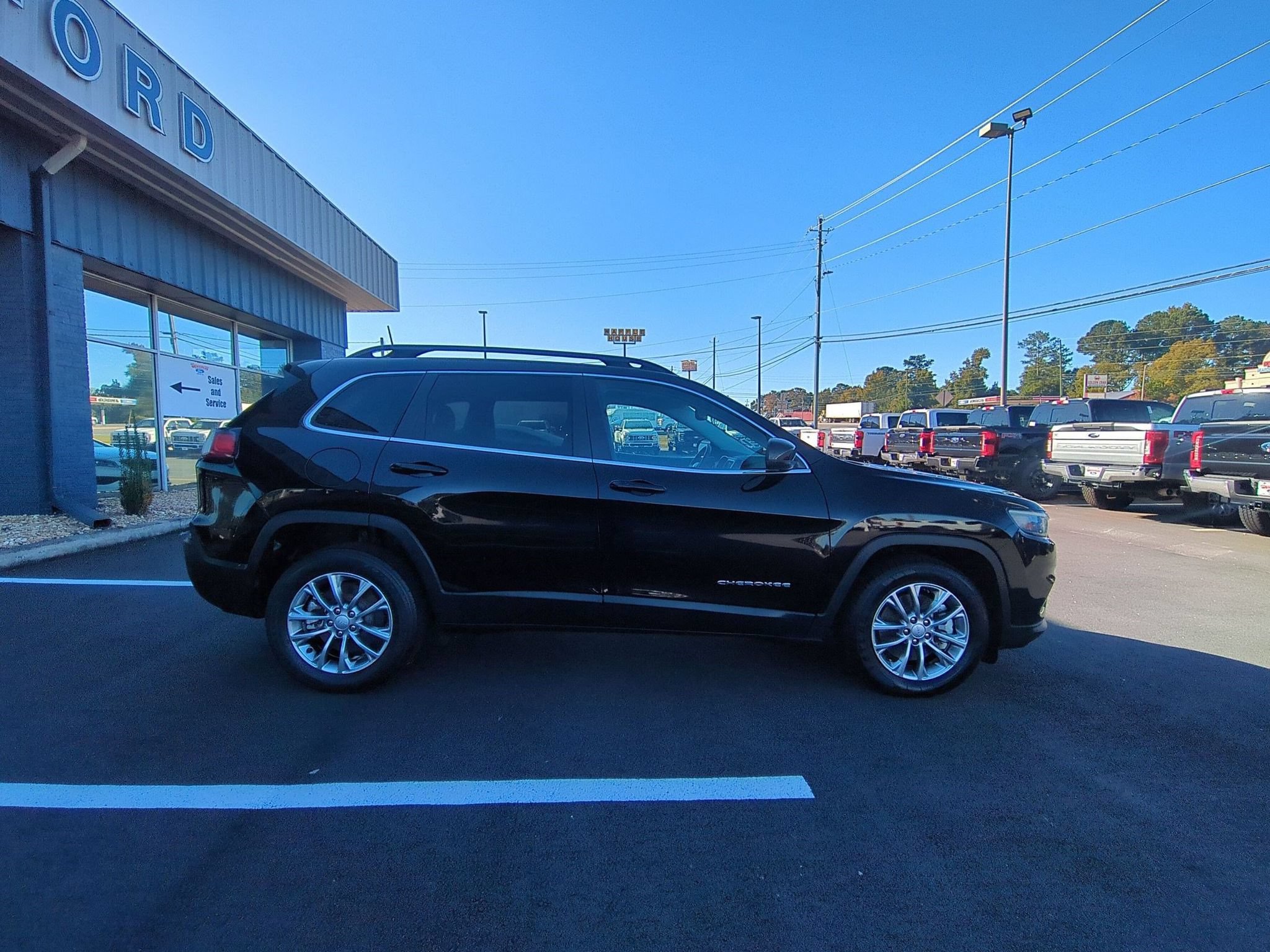 Used 2022 Jeep Cherokee Latitude Lux FWD image 4