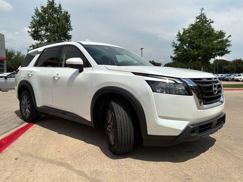 Used 2025 Nissan Pathfinder SV FWD image 4