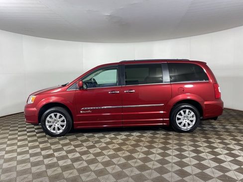 Used 2016 Chrysler Town & Country Touring w/ Driver Convenience Group image 7