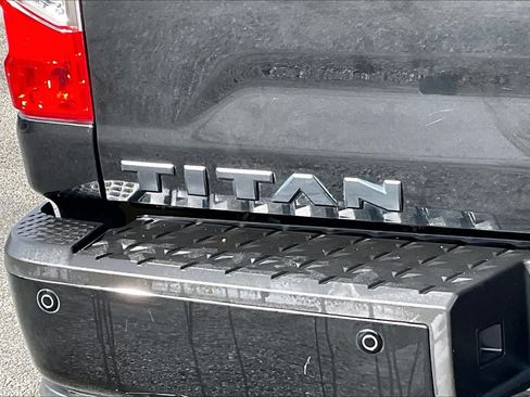 Used 2019 Nissan Titan SV w/ SV Convenience Package RWD image 27