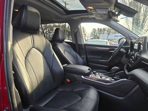 Used 2023 Toyota Highlander Limited image 12