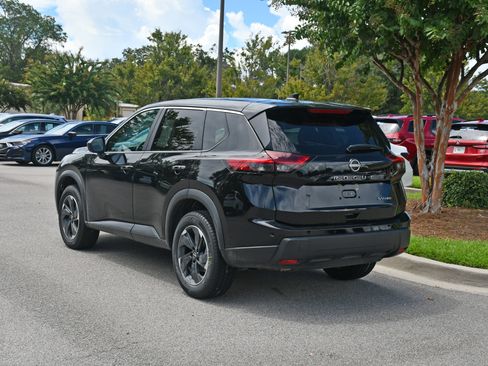 Used 2024 Nissan Rogue SV AWD/4WD image 3