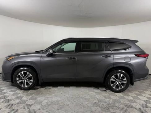 Used 2022 Toyota Highlander XLE AWD/4WD image 3