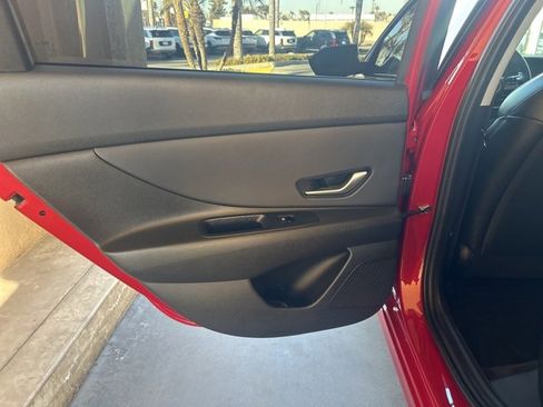 Used 2023 Hyundai Elantra Limited image 18