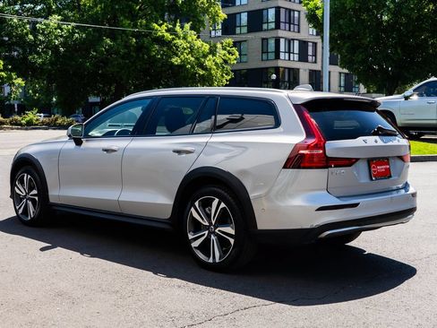 Used 2025 Volvo V60 B5 Cross Country Plus AWD/4WD image 4