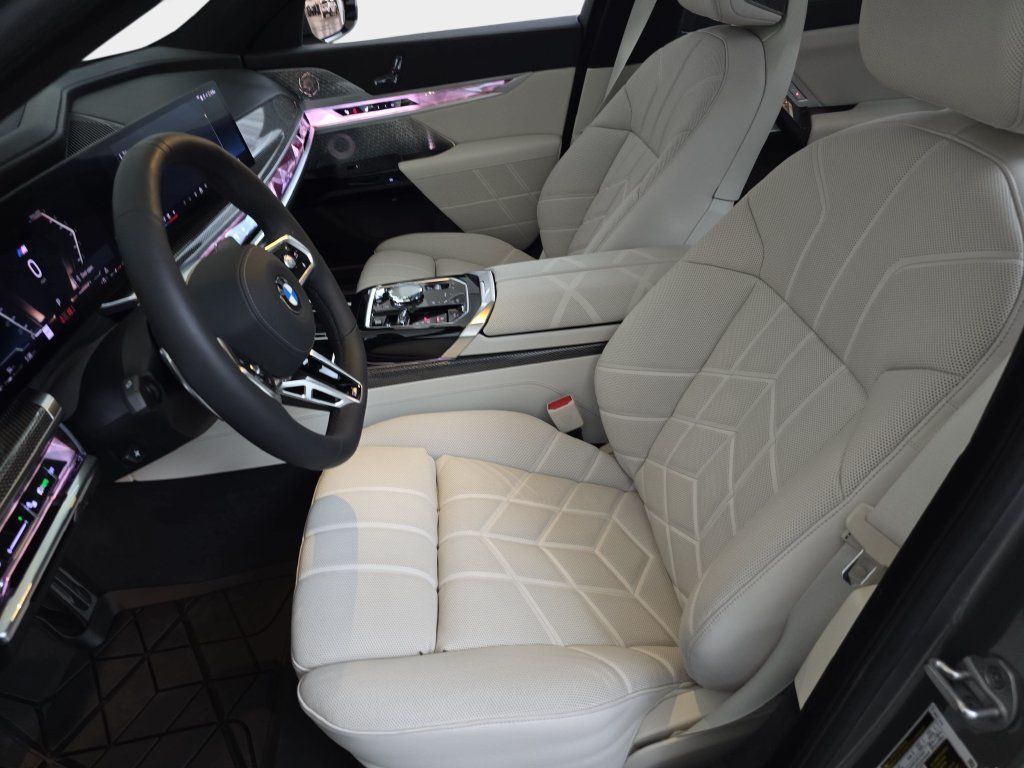 Used 2025 BMW 760i xDrive w/ Executive Package AWD/4WD image 17