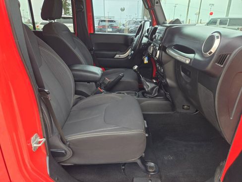 Used 2013 Jeep Wrangler Unlimited Rubicon w/ Connectivity Group AWD/4WD image 26