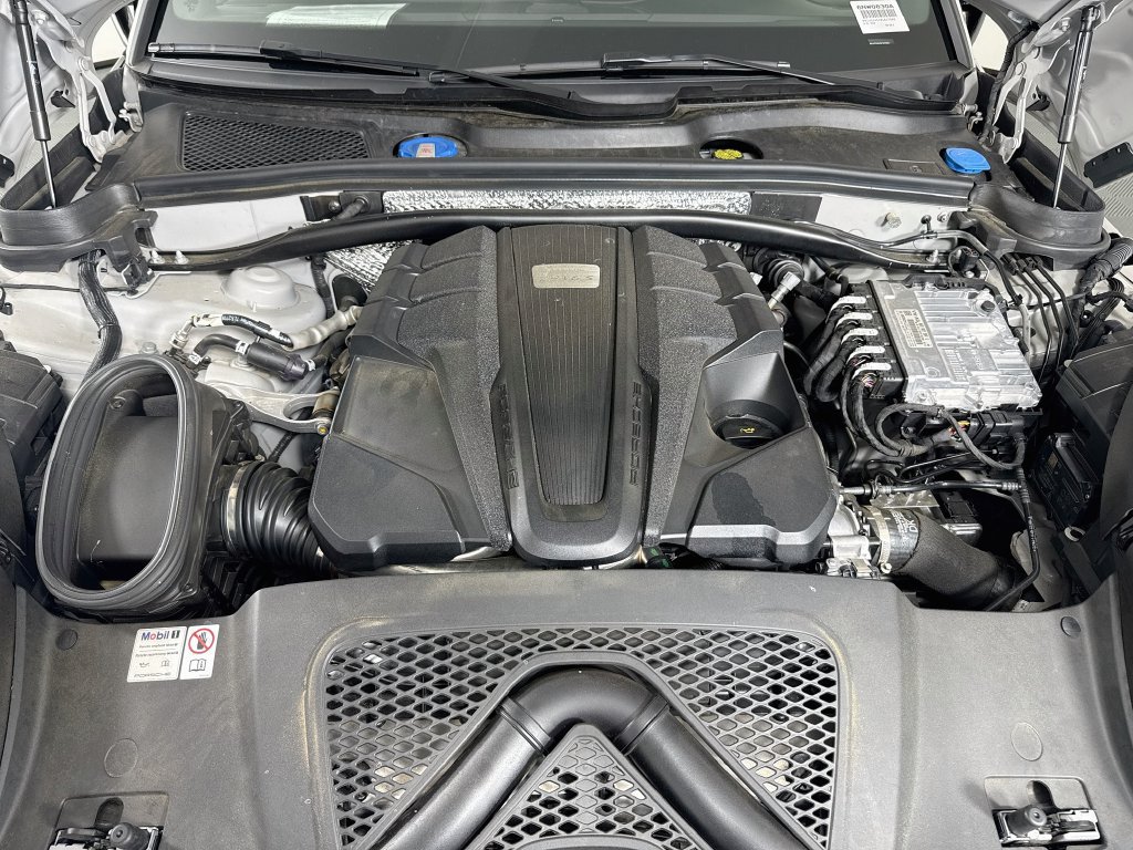 Certified 2024 Porsche Macan S AWD/4WD image 30
