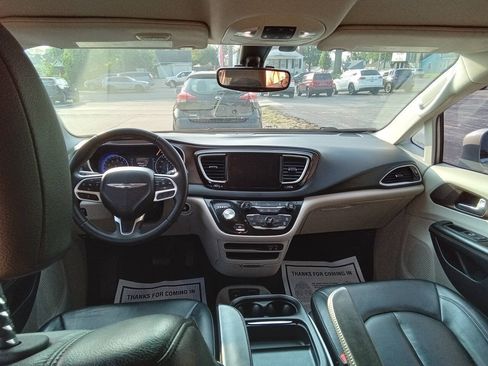 Used 2017 Chrysler Pacifica Touring-L FWD image 11