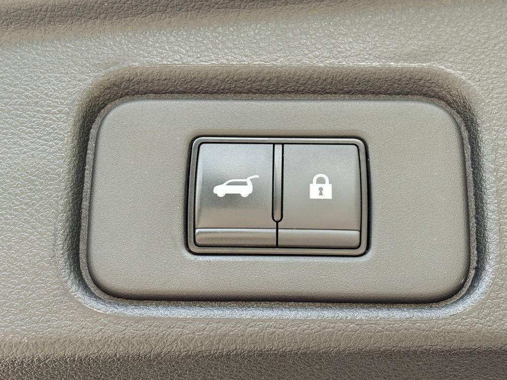 Used 2025 Nissan Pathfinder SV FWD image 21