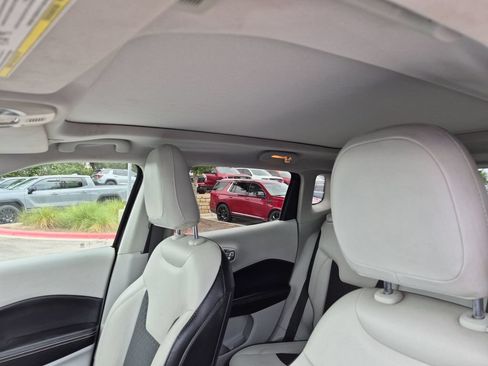Used 2018 Jeep Compass Latitude FWD image 29
