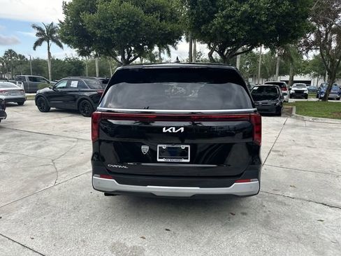 Used 2025 Kia Carnival FWD image 34