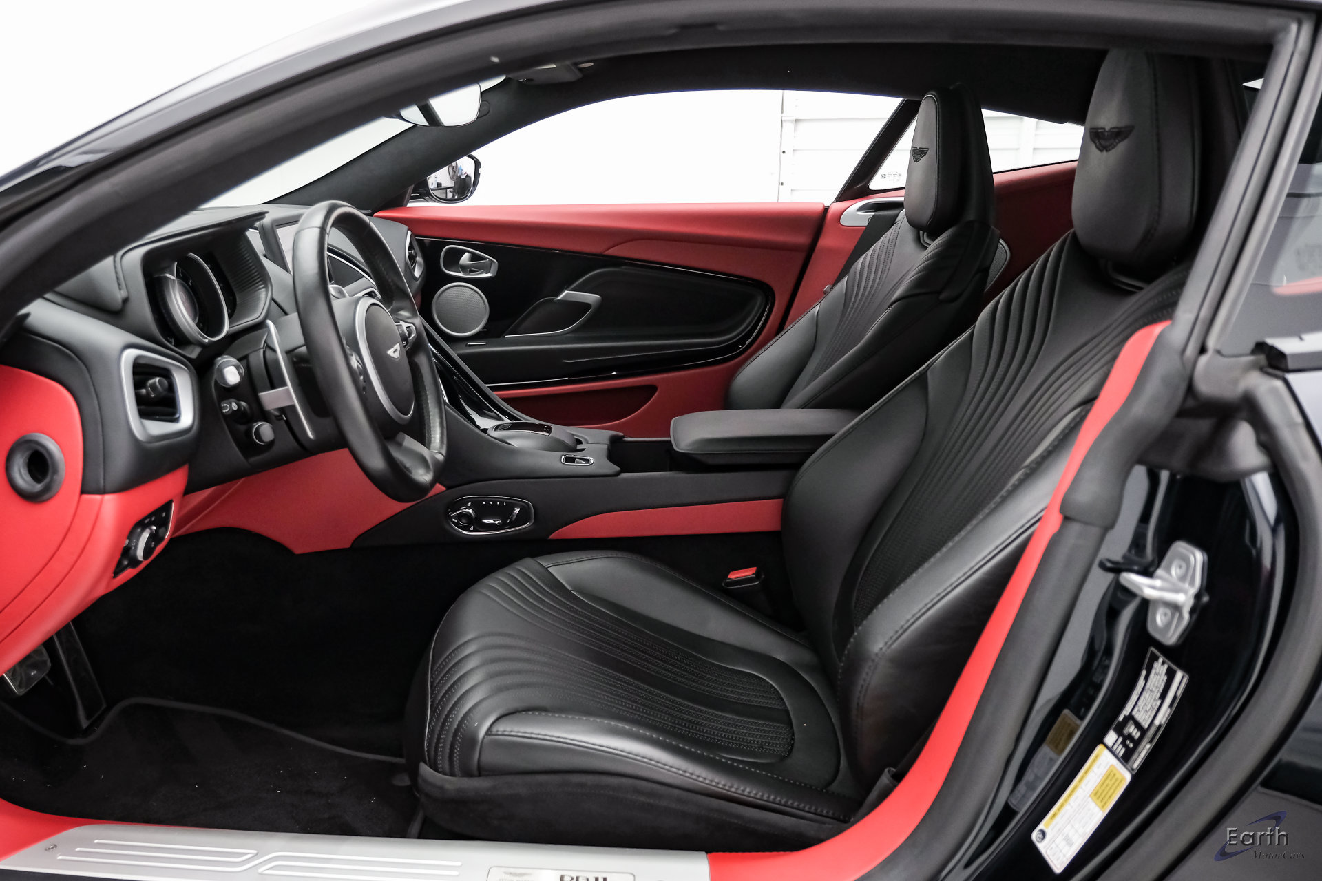 Used 2021 Aston Martin DB11 Coupe RWD image 28