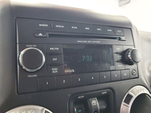 Used 2018 Jeep Wrangler Unlimited Rubicon w/ Cold Weather Group image 15