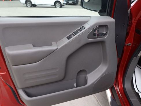 Used 2017 Nissan Frontier SV w/ SV Value Truck Package AWD/4WD image 10