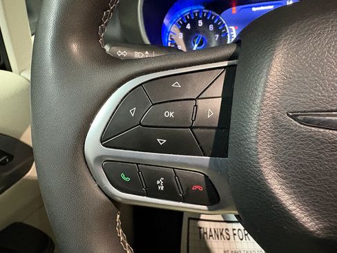 Used 2024 Chrysler Pacifica Touring-L FWD image 17