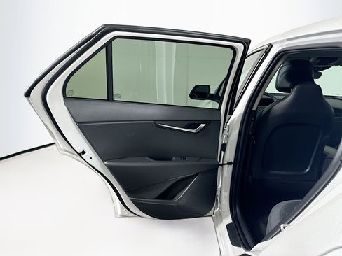 Used 2025 Kia Niro LX image 25