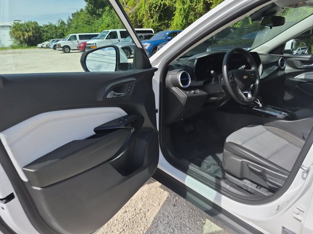 Used 2025 Chevrolet Trax LT w/ LT Convenience Package FWD image 11