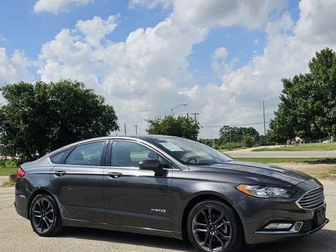 Used 2018 Ford Fusion SE w/ Equipment Group 601A FWD image 3