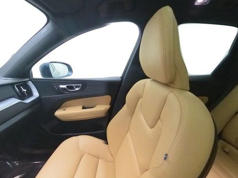 Used 2020 Volvo XC60 T6 Momentum image 31