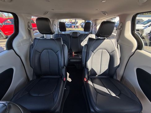 Used 2023 Chrysler Pacifica Touring-L image 17