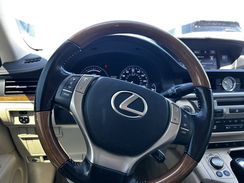 Used 2015 Lexus ES 300h w/ Navigation System Package FWD image 17