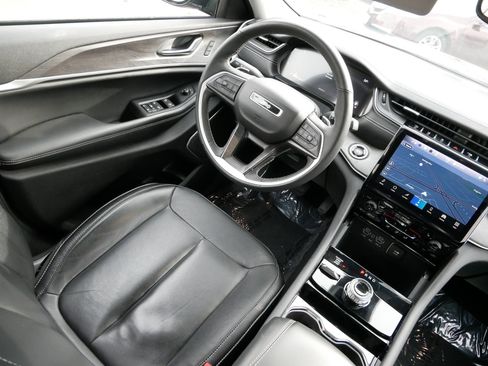 Used 2023 Jeep Grand Cherokee L Limited w/ Black Appearance Package image 9