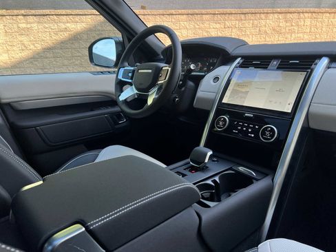 Certified 2024 Land Rover Discovery Dynamic SE image 11