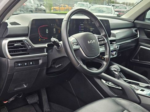 Used 2023 Kia Telluride LX image 2