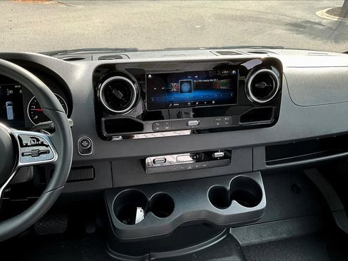 Used 2024 Mercedes-Benz Sprinter 2500 image 6