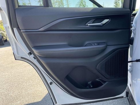 Used 2025 Jeep Grand Cherokee Altitude AWD/4WD image 2