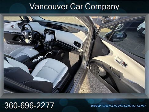 Used 2016 Toyota Prius Four Touring w/ Premium Convenience Package image 18