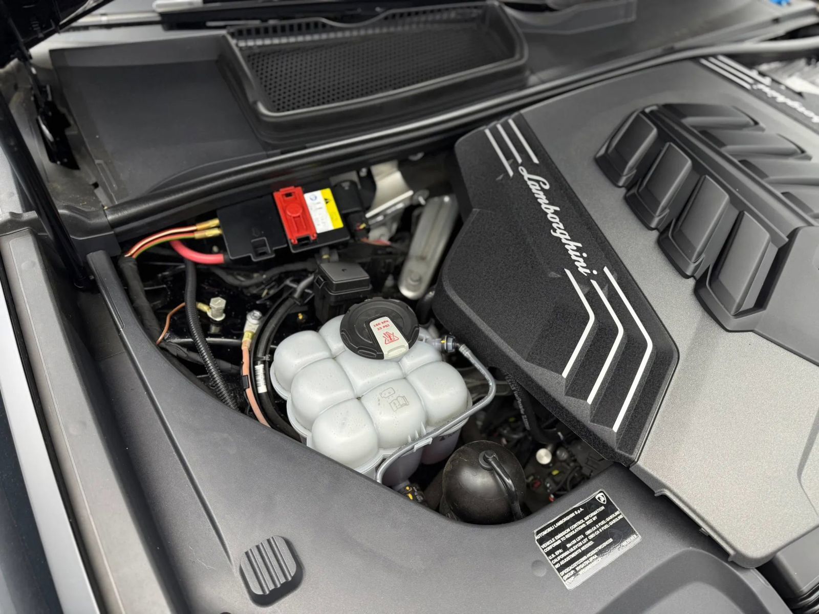 Used 2022 Lamborghini Urus AWD/4WD image 31