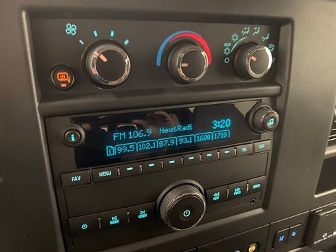 Used 2025 GMC Savana 3500 LT w/ LT Preferred Equipment Group RWD image 17