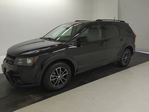 Used 2019 Dodge Journey SE w/ Blacktop Package FWD image 2