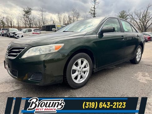 Used 2010 Toyota Camry LE image 1