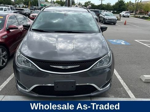 Used 2017 Chrysler Pacifica Touring-L FWD image 2