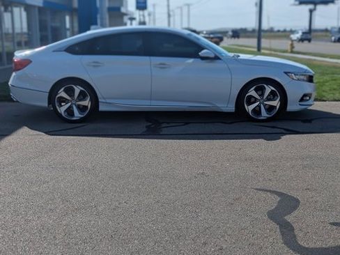 Used 2020 Honda Accord Touring image 3