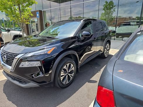 Used 2023 Nissan Rogue SV FWD image 3