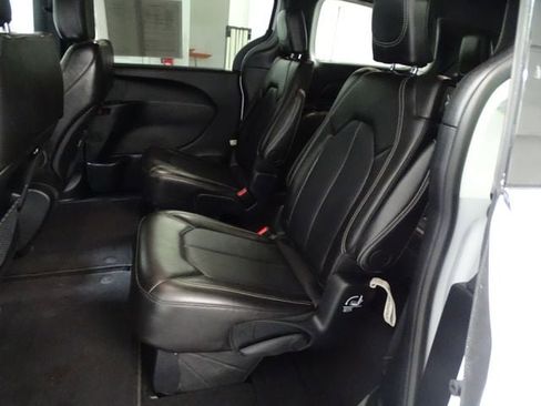 Used 2025 Chrysler Pacifica Select FWD image 4