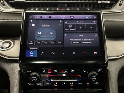 Used 2023 Jeep Grand Cherokee Limited w/ Luxury Tech Group II image 8